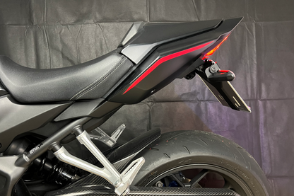 Kurzer, klappbarer Kennzeichenhalter für Honda CB / CBR 650R 2024 aus 3 mm starkem Aluminium, schwarz pulverbeschichtet, mit stufenlos verstellbarem Kennzeichenwinkel und Adapter für originale Blinker.