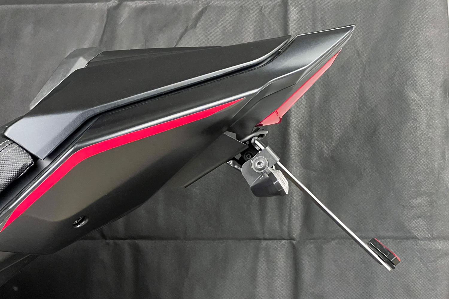 Kurzer, klappbarer Kennzeichenhalter für Honda CB / CBR 650R 2024 aus 3 mm starkem Aluminium, schwarz pulverbeschichtet, mit stufenlos verstellbarem Kennzeichenwinkel und Adapter für originale Blinker.